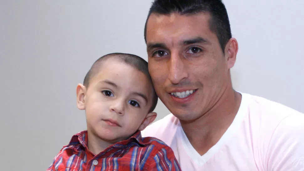 ESTARÁ JUNTO A SU PAPÁ. Herrera posa con su hijo Benjamín, el talismán del equipo, que esta tarde acompañará al verde. LA GACETA / FOTO DE MARÍA SILVIA GRANARA