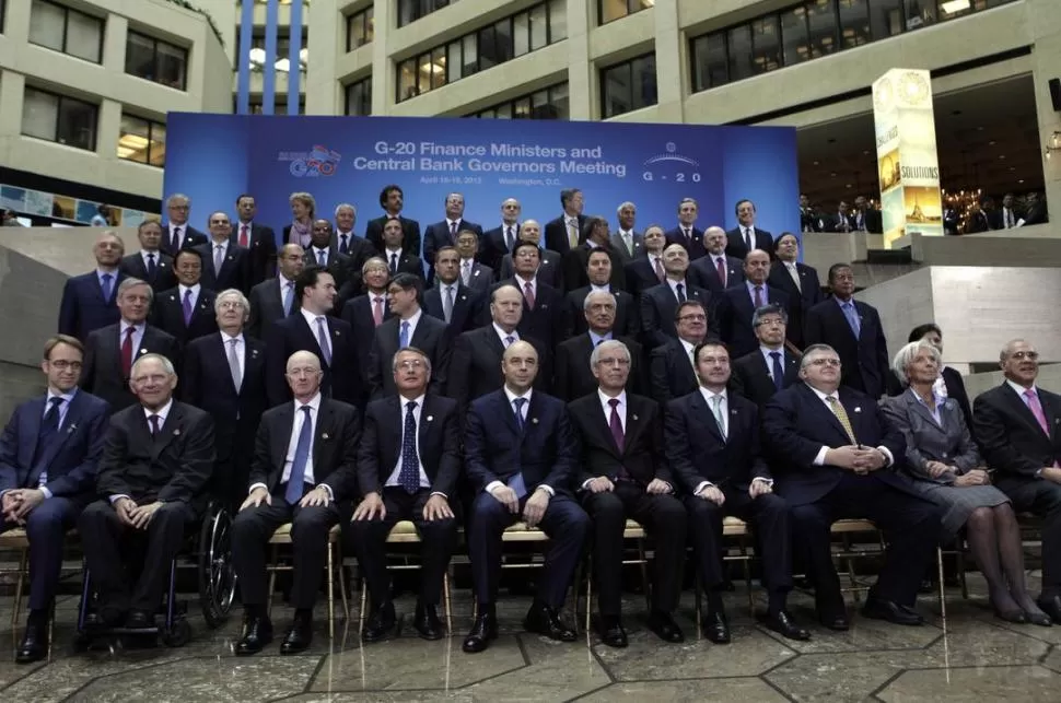 TODOS JUNTOS. Los ministros debatieron junto a la directora del FMI, Christine Lagarde (sentada, la segunda desde la derecha). Lorenzino, (ubicado en la segunda fila ,desde arriba, y cuarto contando desde la izquierda) estuvo allí. REUTERS