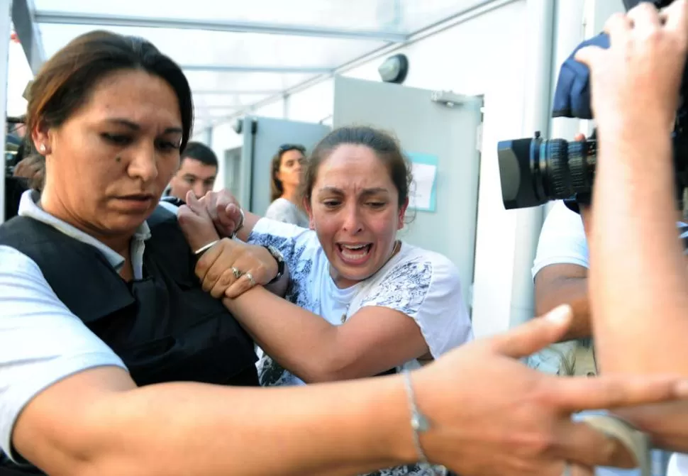 EN LA SALA. Una de las mujeres condenadas reacciona tras oír el fallo. TELAM