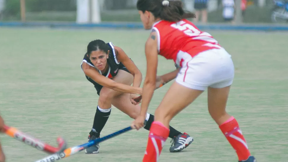 DE CÓRNER. De esta manera, Lorena Dumit, capitana de San Martín, logró el segundo tanto en la victoria ante Los Tarcos A. LA GACETA / FOTO DE JORGE OLMOS SGROSSO (ARCHIVO)