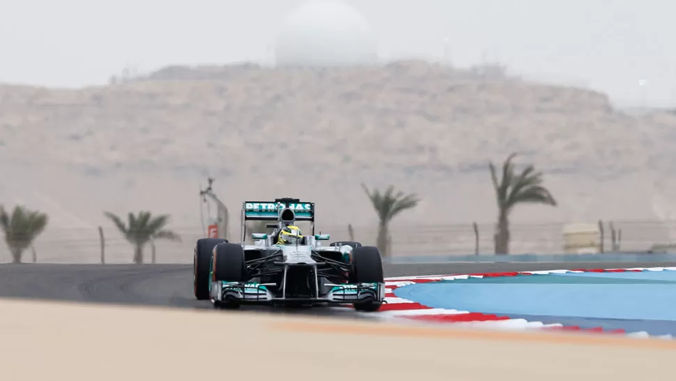 BÓLIDO EN EL DESIERTO. La figura del Mercedes se recorta en el árido paisaje que rodea al autódromo de Sakhir. REUTERS