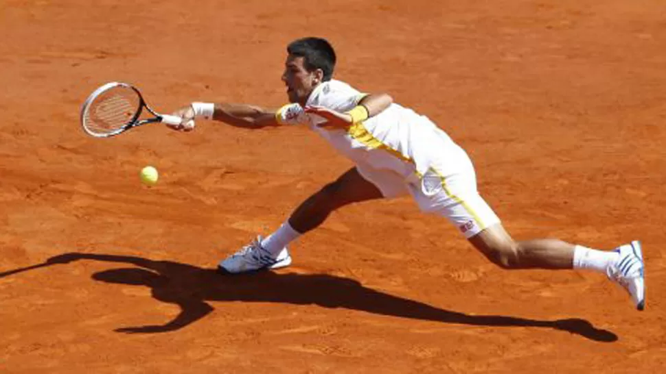 CATEGORÍA.Djokovic recupera una pelota ante Nadal. FOTO TOMADA DE  ELPAIS.COM