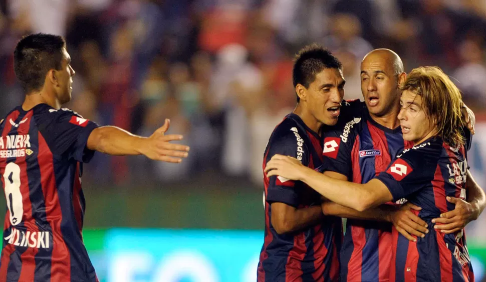 TODOS CON EL. Buffarini anotó el tercer gol de San Lorenzo con un zapatazo desde más de 25 metros. TELAM