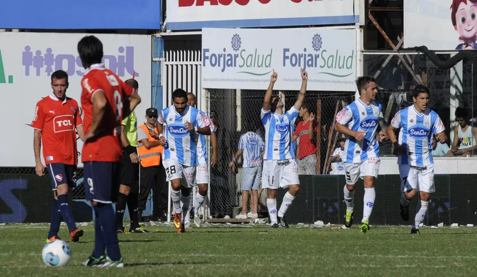 EN LA LONA. Federico González abrió el marcador para Rafaela y eso derrumbó a los de Avellaneda. TELAM