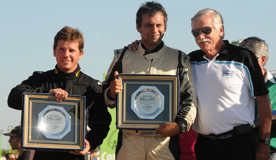 AL PODIO. Tommy y su navegante, Ezequiel Queralt, reciben el premio por el segundo lugar. FOTO GENTILEZA DE RAUL BELLIDO