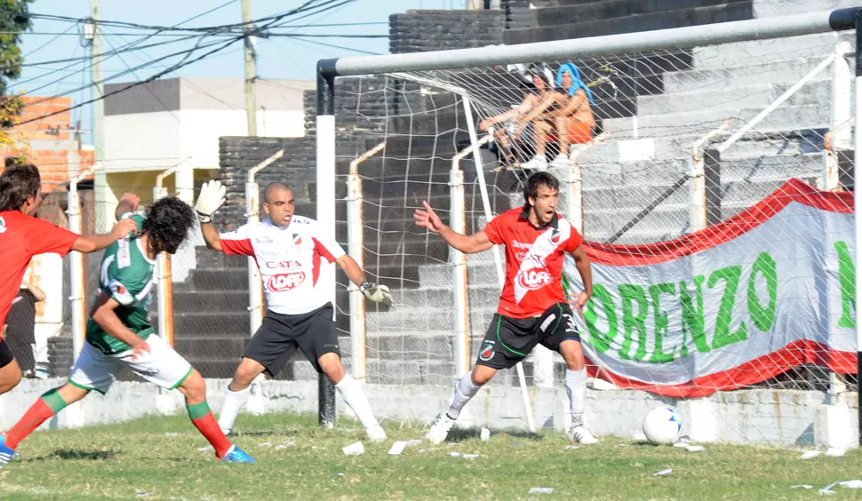 A CELEBRAR. Zambrano ya empujó la pelota ante la mirada de los mendocinos, que nada podrán hacer para detener el remate. LA GACETA / EDGARDO GALINDEZ