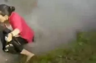 Se llevó una sorpresa al intentar cruzar una calle inundada