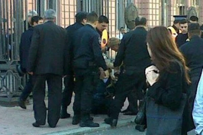 Dos hombres se prendieron fuego frente a la Casa Rosada