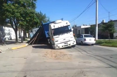 Increíble: un camión se hundió debido al mal estado del pavimento