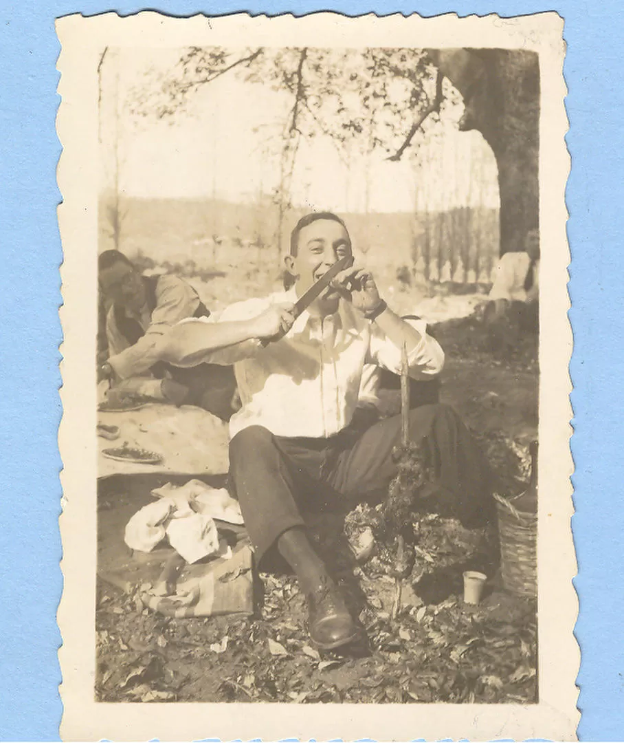 VERANEANTE DE LOS '20. Comiendo un trozo de asado en Tafí del Valle, con pantalón y zapatos de ciudad. LA GACETA / ARCHIVO