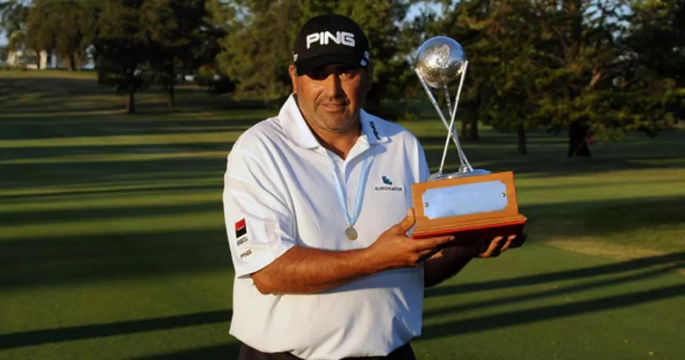 UNO MÁS PARA LA COSECHA.Ángel Cabrera luce el trofeo que se adjudicó en el patio de su casa. El Pato concretó una última jornada brillante, con 64 golpes. 