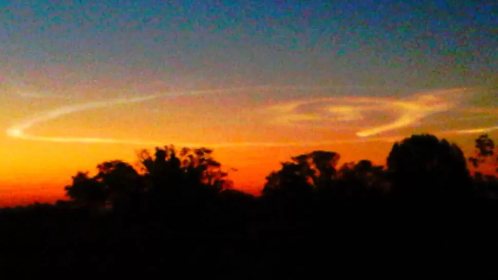 MARCAS EN EL CIELO. Desde Tafí Viejo, un lector compartió lo que observó en el amanecer del domingo. FOTO TOMADA DE TWITTER / @SANTIAGO_DECANO