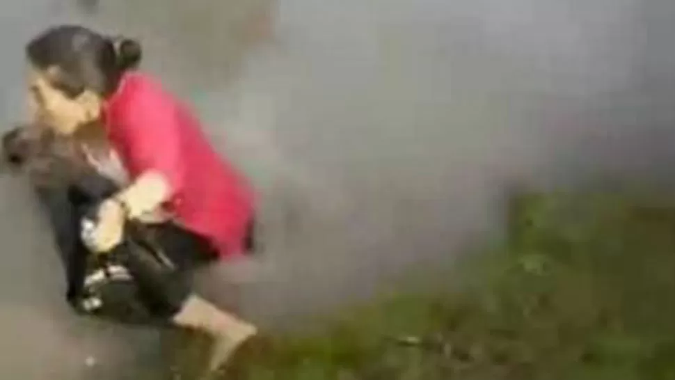 AL AGUA. La mujer no se dio cuenta de la profundidad. CAPTURA DE VIDEO