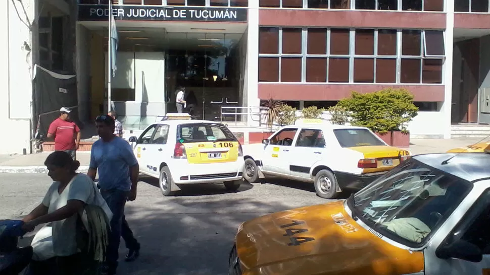 CORTE. Taxistas siguen con la protesta. LA GACETA / FOTO DE RODOLFO CASEN