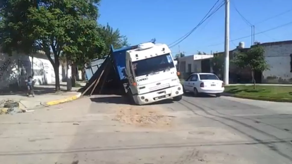 UN PELIGRO. El camión quedó atorado en la calle. CAPTURA DE VIDEO.