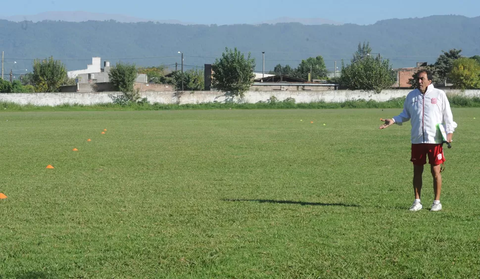 SIN DIRIGIDOS. Roldán entró al campo de entrenamientos y ahí se enteró de la medida de fuerza del plantel. LA GACETA / ANTONIO FERRONI