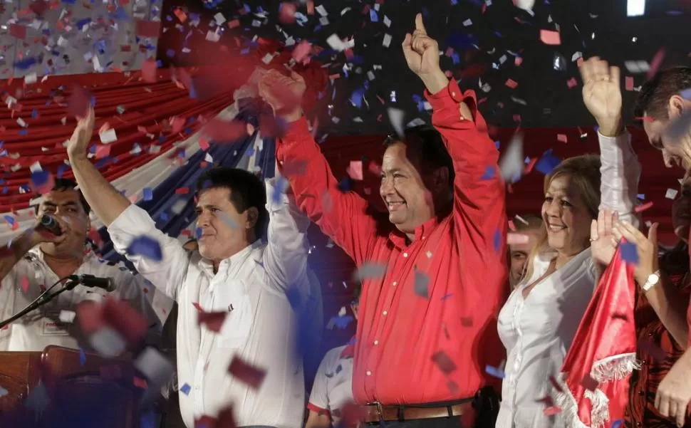 APARICIÓN PUBLICA. Cartes, presidente electo, saluda a los miles de partidarios que anoche lo vivaron junto con el vicepresidente electo, Juan Afara. REUTERS