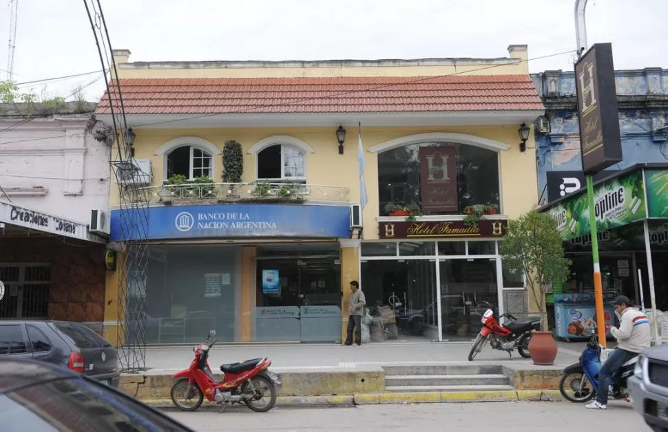 SIN PANTALLA. Un ring y otros accesorios se acumulan sobre la tarima donde estaba el rectángulo donde se proyectaban las imágenes. LA GACETA / ARCHIVO  