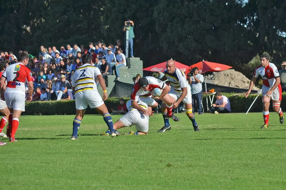 PAREJÍSIMO. Tucumán Lawn Tennis peleó con todo, pero Jockey (S) hizo sentir su localía y la efectividad de su pateador. 