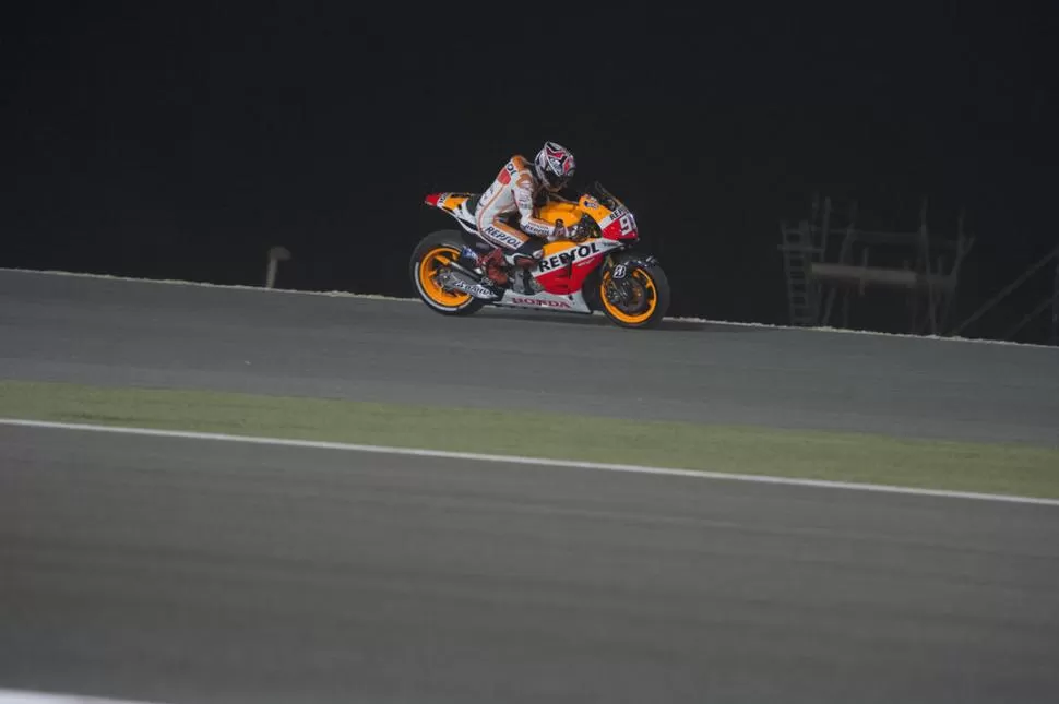 ANTES QUE TODOS. A pura velocidad la Honda de Márquez llegó primera. 