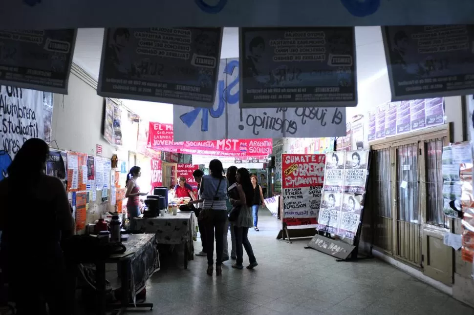 ESCENARIO. En los próximos días, los pasillos de las facultades de la UNT comenzarán a vestirse de proselitismo. LA GACETA / FOTO DE ANALIA JARAMILLO (ARCHIVO)