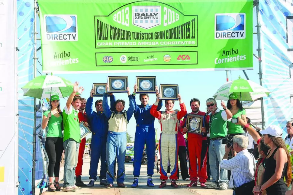 LOS SEIS DEL PODIO. Ruiz y Assaf (primeros desde la izquierda, con buzo de carrera), muestran sus trofeos de la Clase 9. 