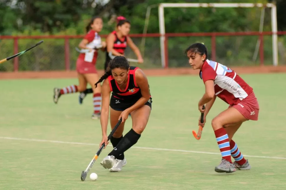 HIZO SU APORTE. Helena Apud marcó uno de los goles en la final. 