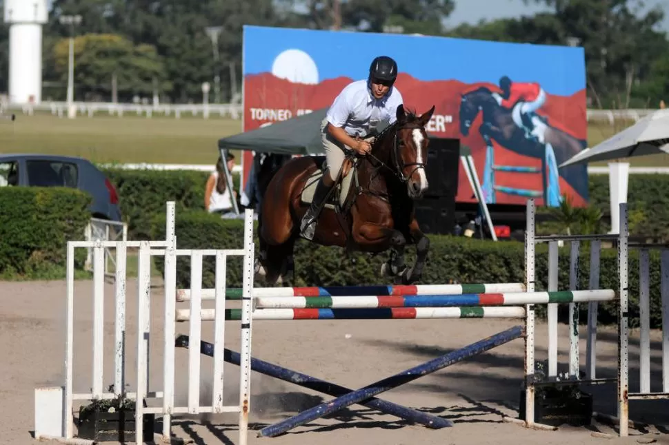 GRAN SALTO. Alejandro Laitán triunfó en la prueba con vallas de 1,20 metro. 