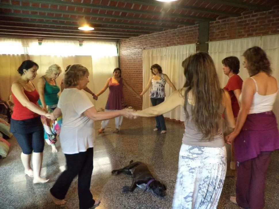 DANZA INTEGRADORA. Un cuidado repertorio musical ayuda a los participantes a expresarse a través de movimientos, miradas y gestos espontáneos. LA GACETA / FOTOS DE OSVALDO RIPOLL 