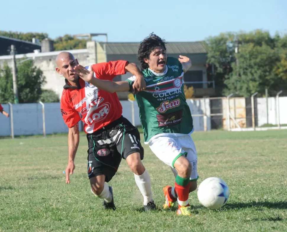 RUDEZA. Daniel Díaz detiene con infracción la incursión de Exequiel Narese. El volante mendocino vio la roja a los 57 minutos. LA GACETA / ENRIQUE GALINDEZ