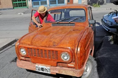 Héctor trabaja hace un año en su chata de madera y sueña con llevarla a Europa