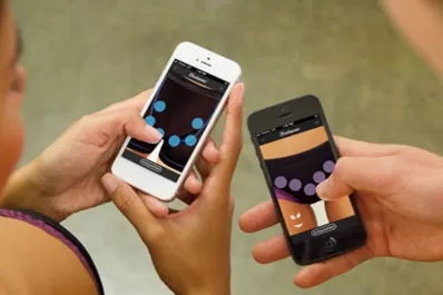 Crean ropa interior para tocarse en pareja a través de Internet