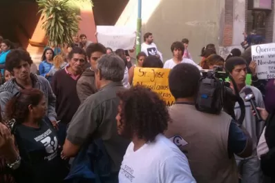 Alperovich suspendió un acto por una protesta de familias que tomaron un terreno