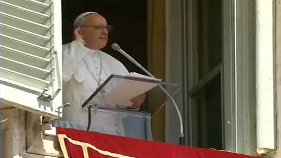 ¡QUE SE ESCUCHE! Francisco llevó su mano a su oreja para escuchar el grito de los jóvenes. CAPTURA DE VIDEO