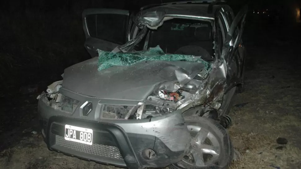 DESTROZADO. Así quedó el Sandero tras el impacto. FOTO TOMADA DE ELTRIBUNO.INFO/SALTA