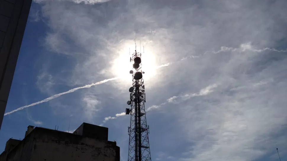 A RAYAS. Las estelas llamaron la atención de los transeuntes. LA GACETA / FOTO DE MARTIN SOTO VIA MOVIL