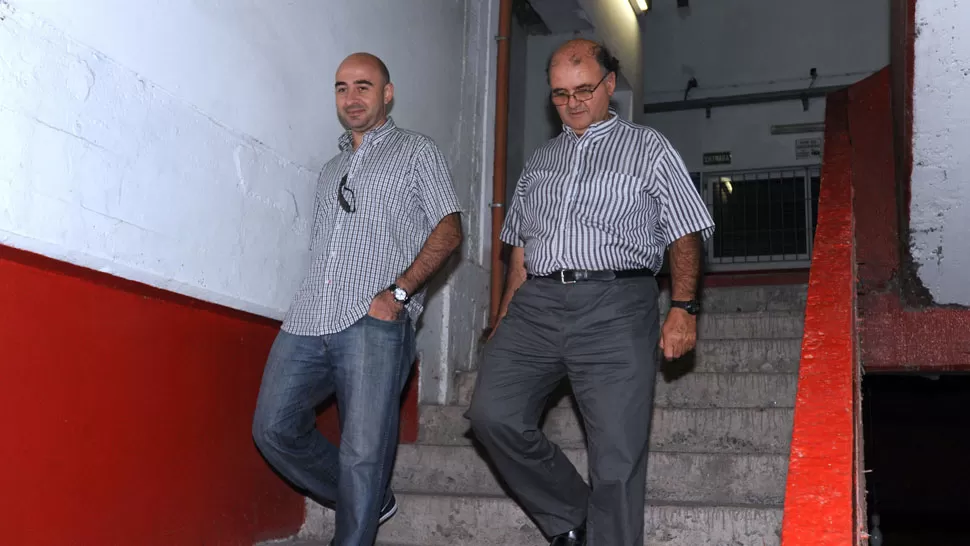 EN RETIRADA. Palacios saliendo del club junto al tesorero de San Martín. LA GACETA/ FOTO DE ENRIQUE GALINDEZ.