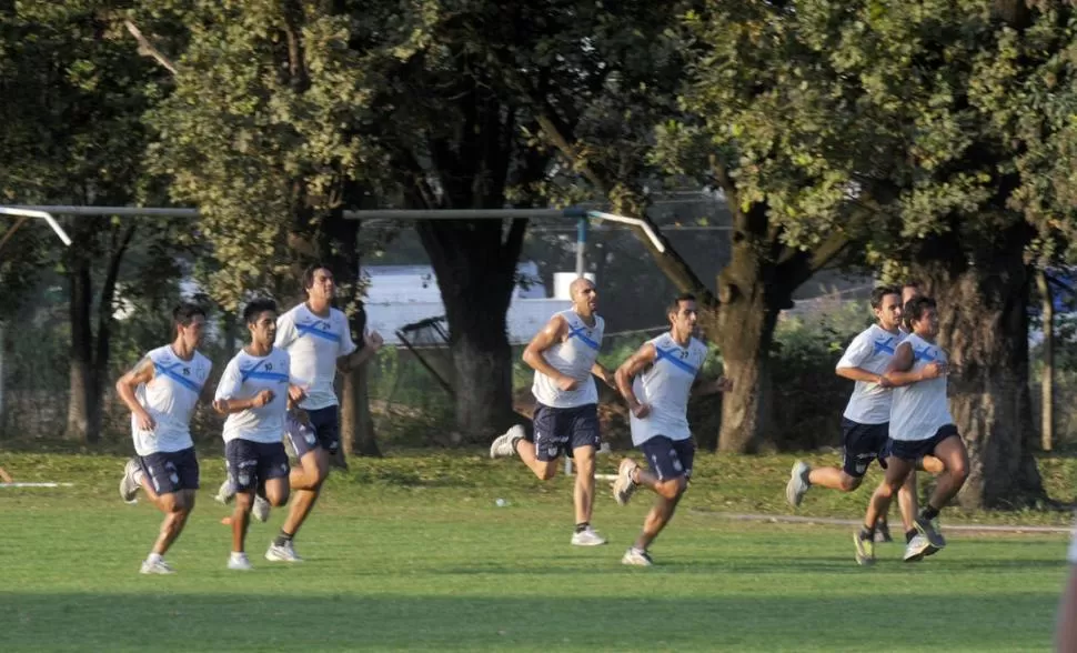 A CORRER. De izquierda a derecha, Galíndez, Bustamante, Pereyra, Barone, Ballini, Barrado y Rodríguez hacen ejercicios de velocidad en el complejo donde mañana a las 9.30 volverán a reencontrarse. 