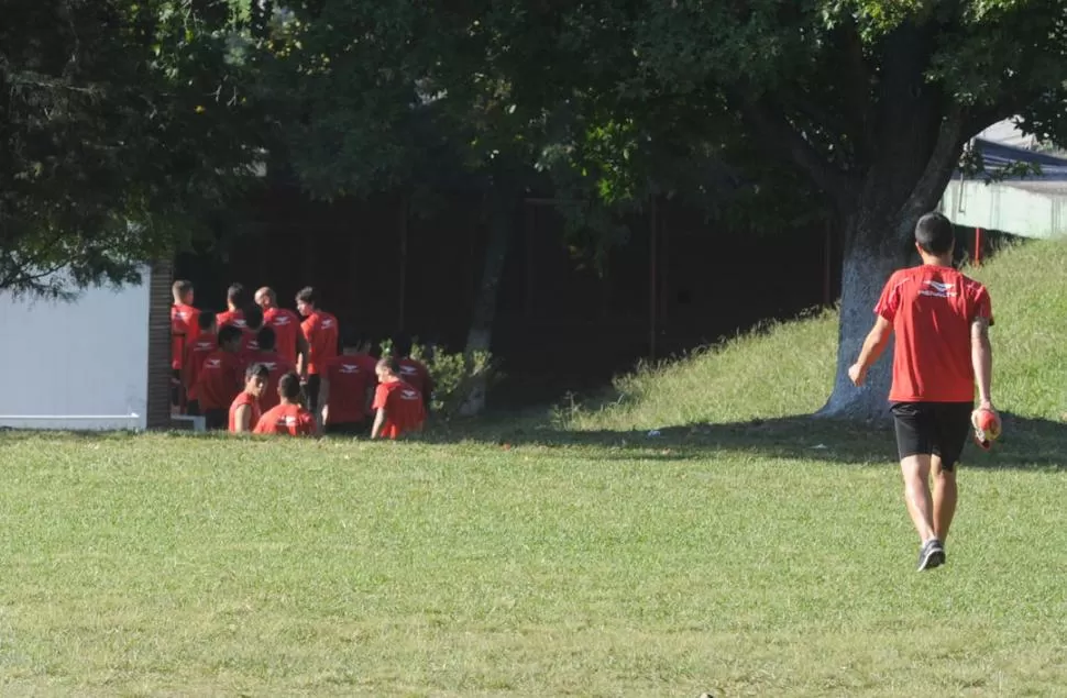 TODO MAL. El plantel decidió no entrenarse a raíz de la deuda que mantienen los dirigentes; la falta de respuestas motivó el enojo. 