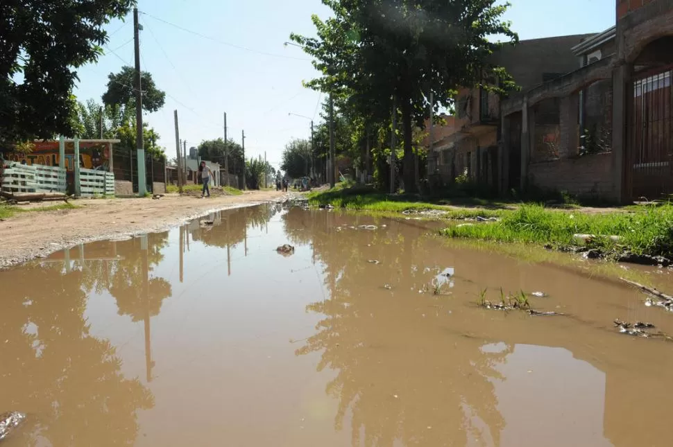 LAGUNA. Los efluentes pluviales se depositan al final de una cuadra del 3° Pasaje, por la pendiente del terreno. LA GACETA / FOTOS DE ANTONIO FERRONI 