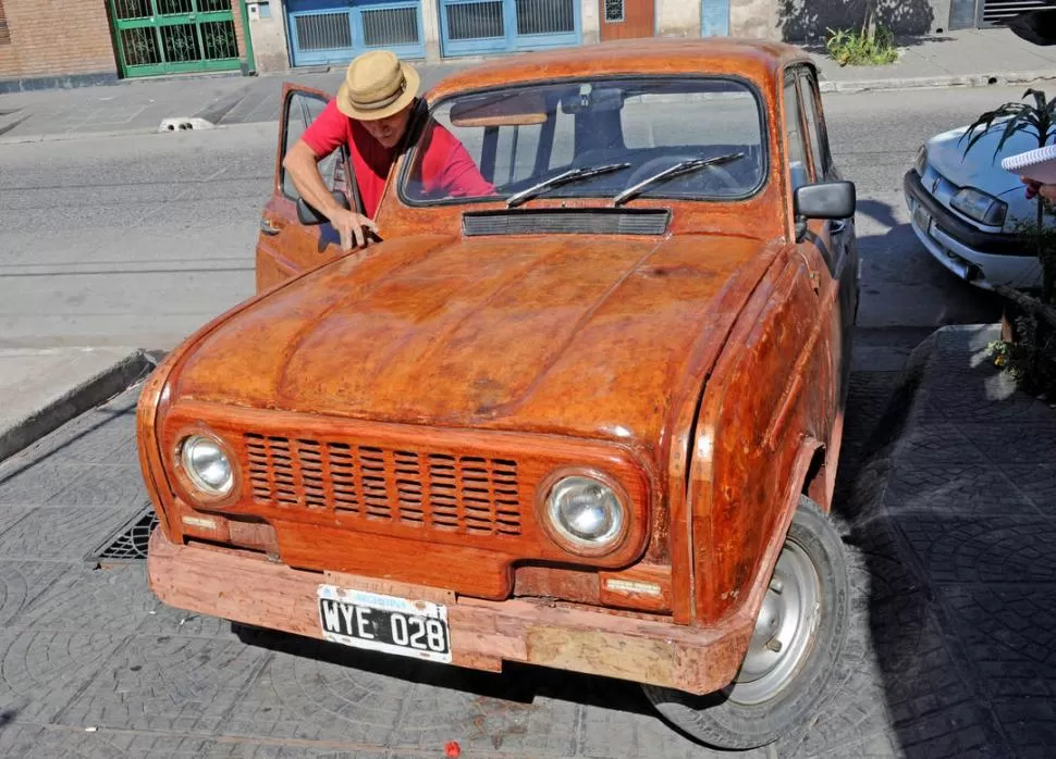 IMPECABLE. Se dispone a mostrar que debajo del capot hay un motor nuevo que está listo para llevarlo a pasear.  LA GACETA / FOTOS DE FRANCO VERA 