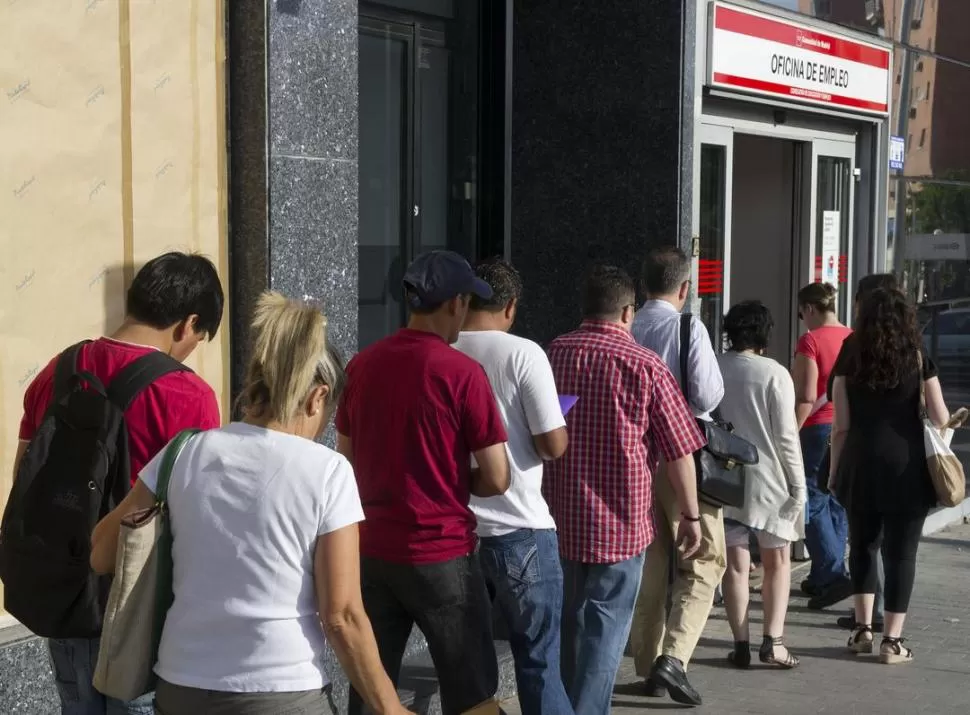 PROBLEMA SOCIAL. La desocupación alcanza al 25% de la población. REUTERS