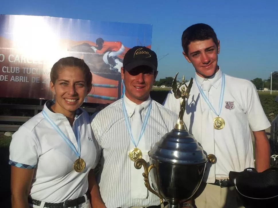 CAMPEONES. Josefina Manzur, Juan Pidutti y Santiago Iramain con la Copa Pedro Carceller que ganaron en el Jockey Club. 