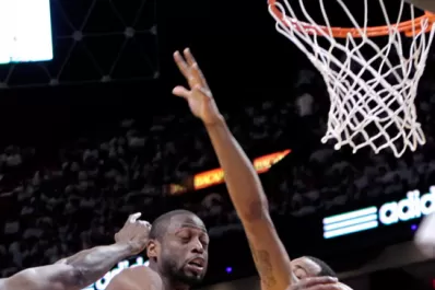 Dwyane Wade encamina a los Heat