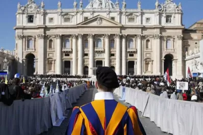 El Papa acercó una silla y dio de comer a un guardia suizo