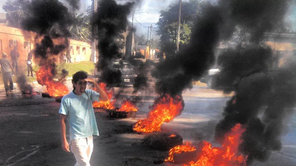 NO PASA NADIE. Los manifestantes llegaron al lugar alrededor de las 9.30. LA GACETA / FOTO DE JOSE INESTA