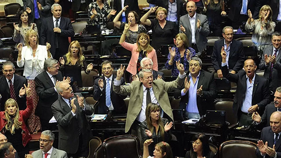 FESTEJO. Los diputados kirchneristas y sus aliados celebraron cuando consiguieron la cantidad necesaria para sesionar. TELAM