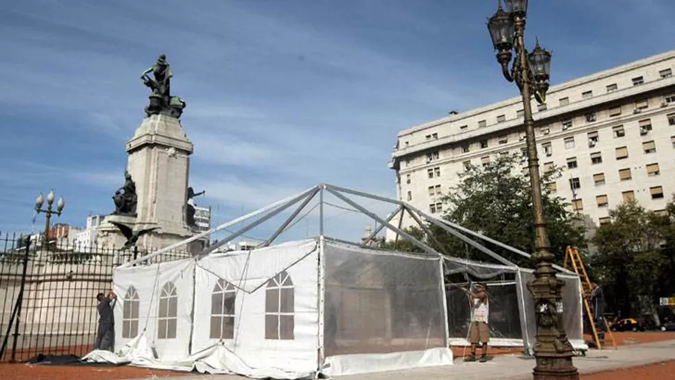 OPOSICION. Se instaló ayer una carpa frente al Congreso para rechazar las reformas a la Justicia. TELAM