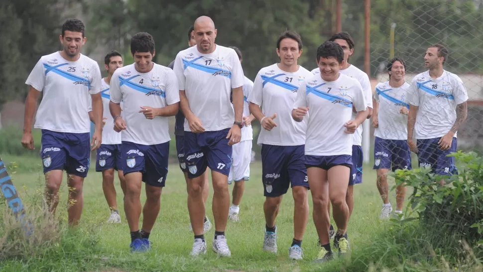 CON HUMOR. El plantel intercambió chistes sobre las dificultades que tuvo para comenzar el trabajo de hoy. LA GACETA / ARCHIVO