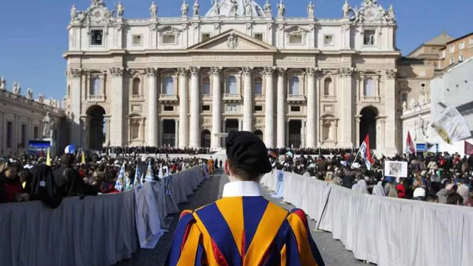 FIRME. Un guardia suizo del Vaticano permanece de pie frente a la basílica de San Pedro en el Vaticano. FOTO TOMADA DE CLARIN.COM